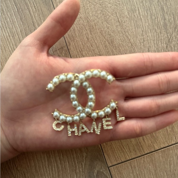 CHANEL Gold and Pearl Logo Brooch - Picture 2 of 4
